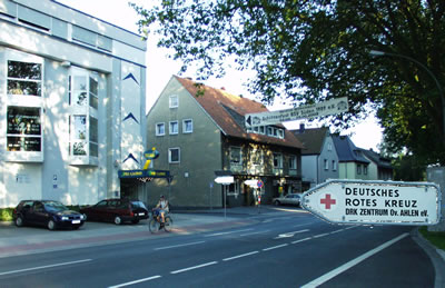 Dolberger Straße mit der Einfahrt zum Heny-Dunant-Weg.